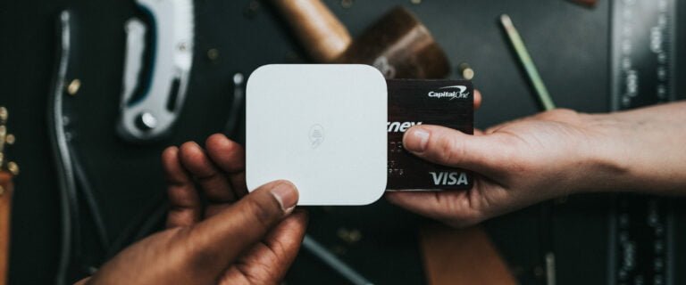 POS 终端中的 Visa 信用卡